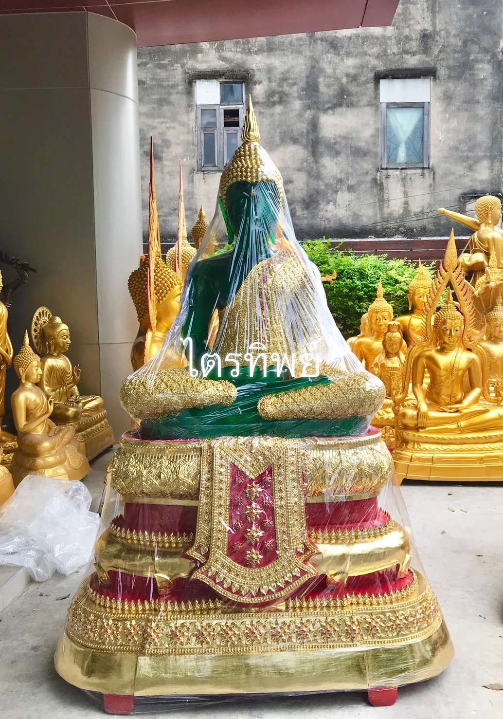 พระแก้วมรกต 40" ฤดูฝน
