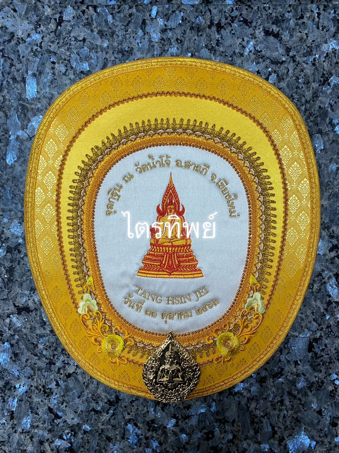 ตาลปัตรงานประดิษฐ์ สีเหลืองทอง รูปพระชินราช