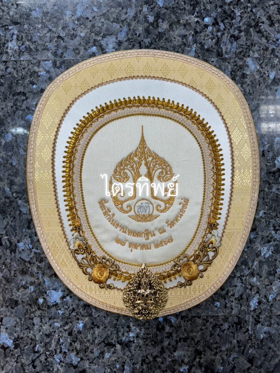 ตาลปัตรงานประดิษฐ์ สีครีม รูปพระสติ
