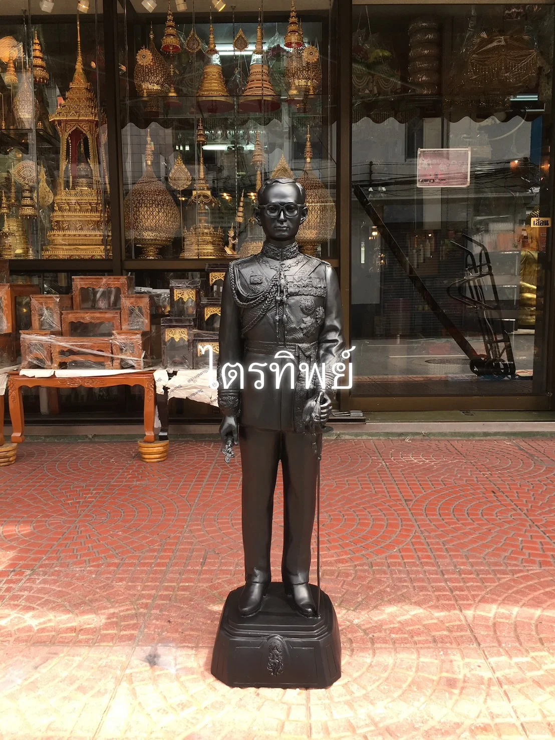 รัชกาลที่ 9 สูง 1 ม.