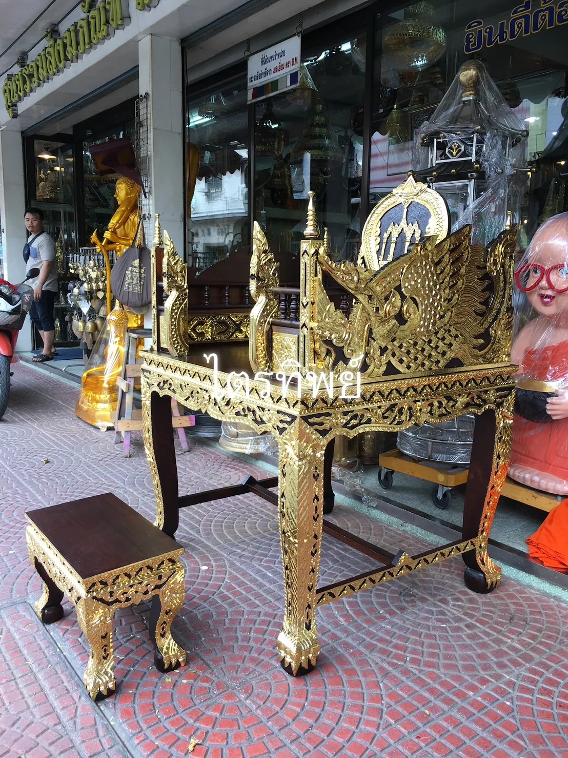 ธรรมาสน์ไม้สัก 2 ชั้น ลายนกยูง ปิดทอง
