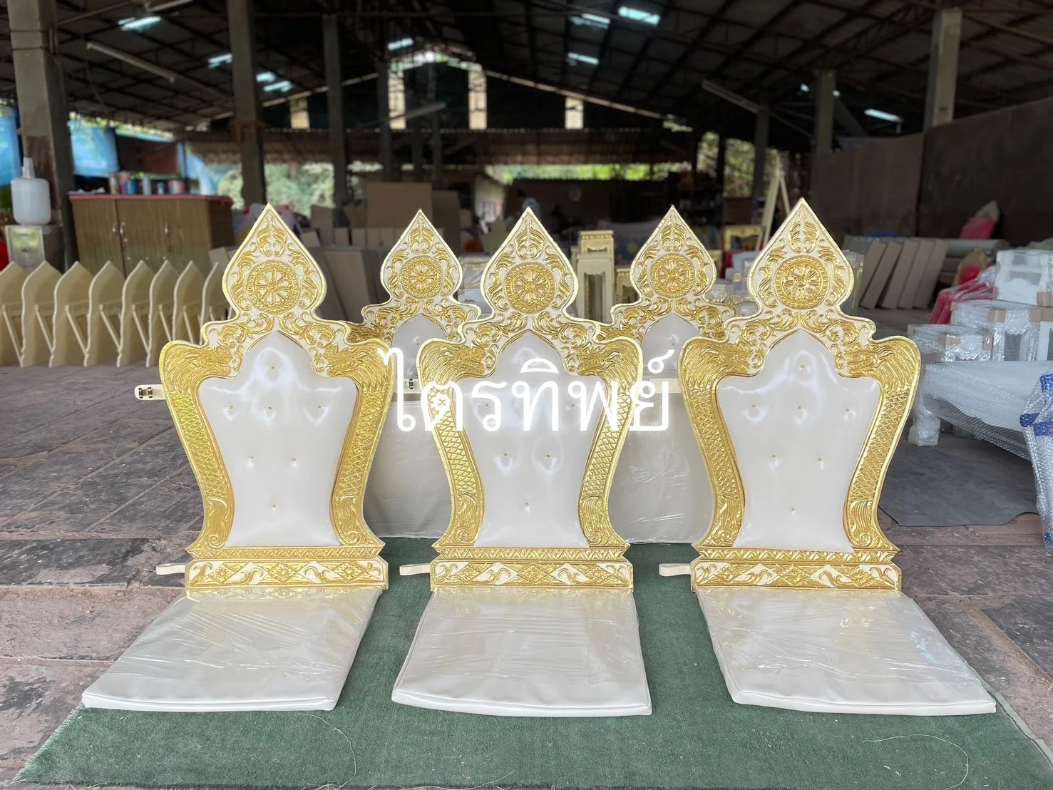 อาสนะมังกรใหญ่ ปิดทอง สีครีม