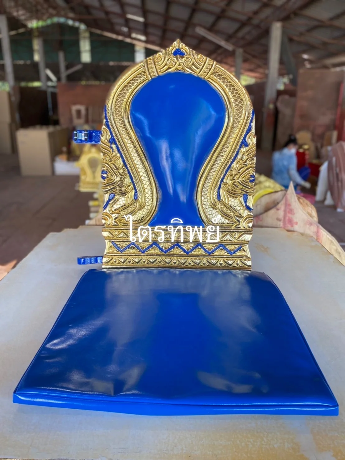 อาสนะเสมาพญานาค ปิดทอง สีน้ำเงิน