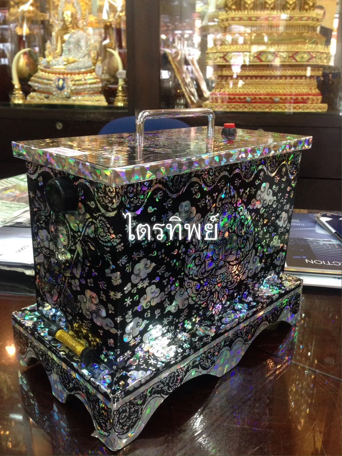 ตู้ภูษาโยงมุกเหลี่ยม