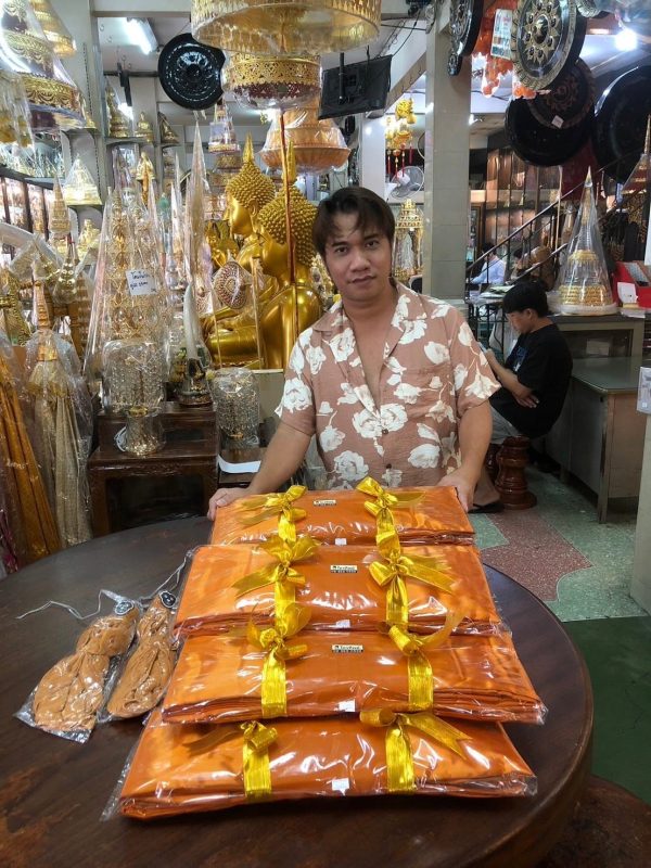 ลูกค้าไตรทิพย์