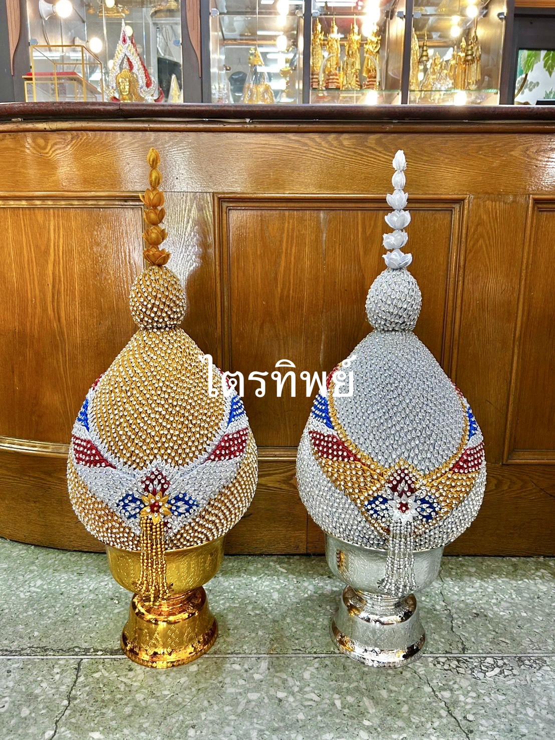 พุ่มผ้าเงินทอง คาดมาลัย ติดพลอย