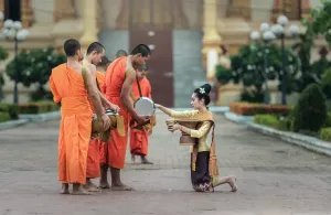 การตักบาตรแบบถูกวิธีจะได้บุญมาก