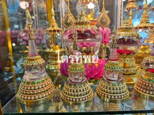 เจดีย์ปิดทองลงยา